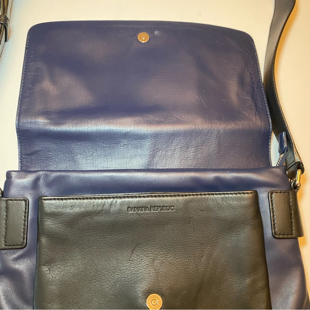 Banana Republic Navy Blue and Black Crossbody MessengerLeather bag. 17 inch drop - Picture 7 of 15
